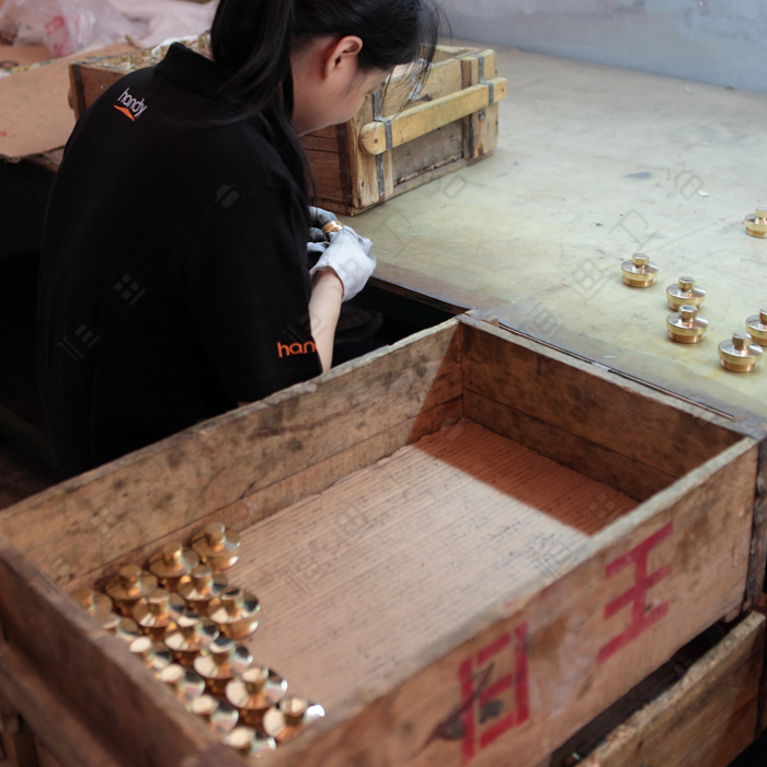 桓迪衛(wèi)浴水龍頭生產(chǎn)流程--工人對(duì)拋光產(chǎn)品細(xì)心檢驗(yàn)